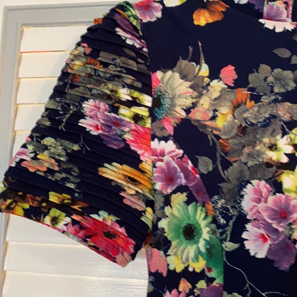 Gracia Floral Short Sleeve Ribbed Sleeve Top - Picture 2 of 11